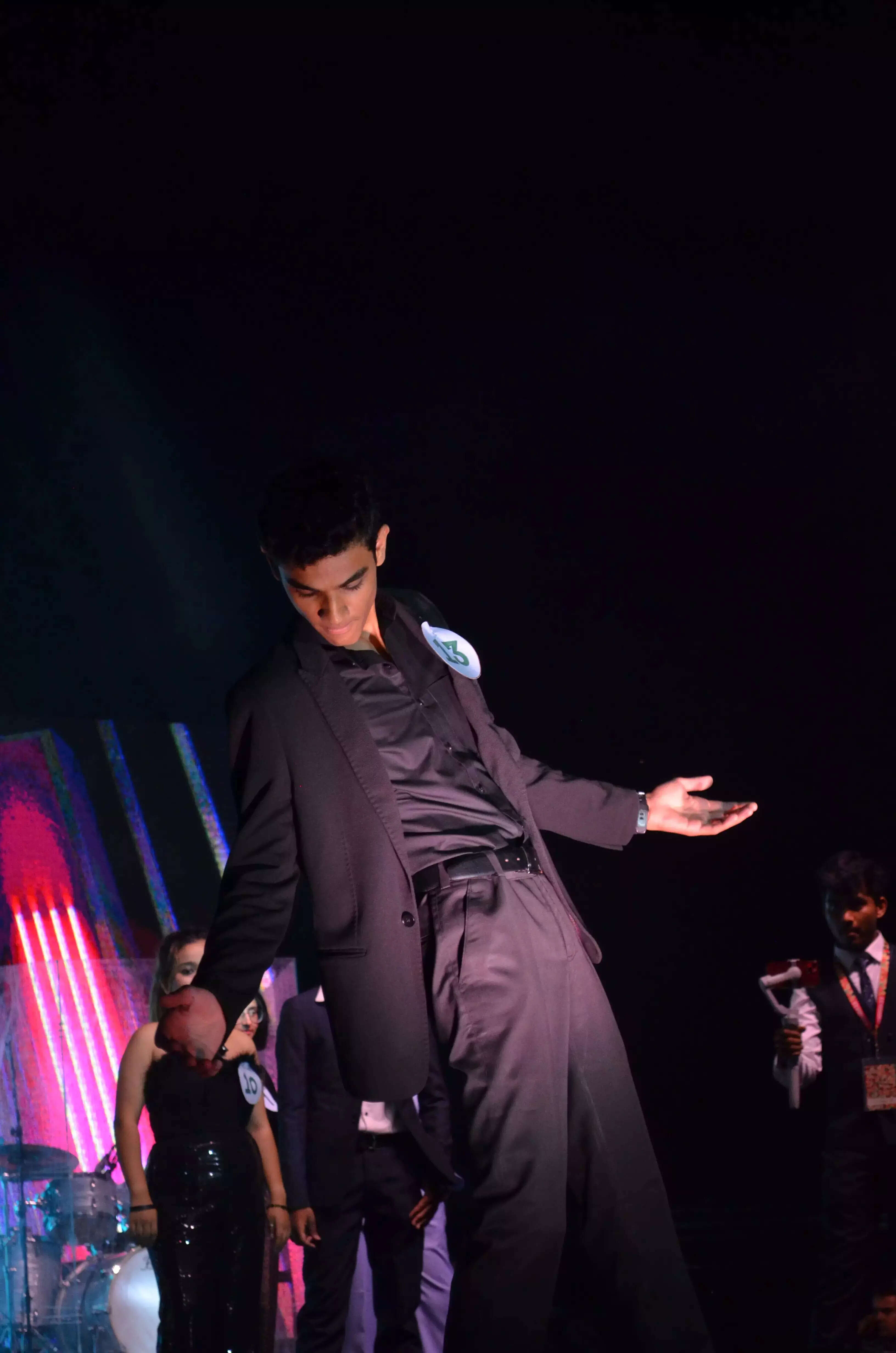 The Iconic SRK stance
