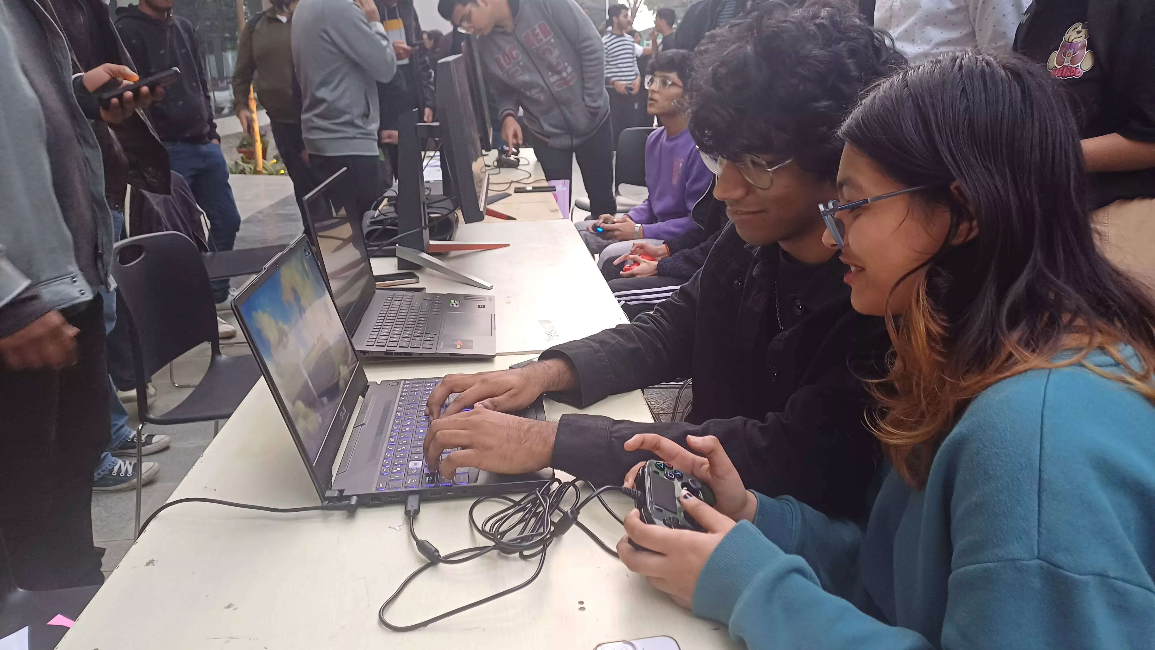 Valentine's victory league: Students play video games