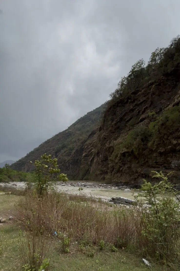 <strong>River Flowing Through the Valley</strong>