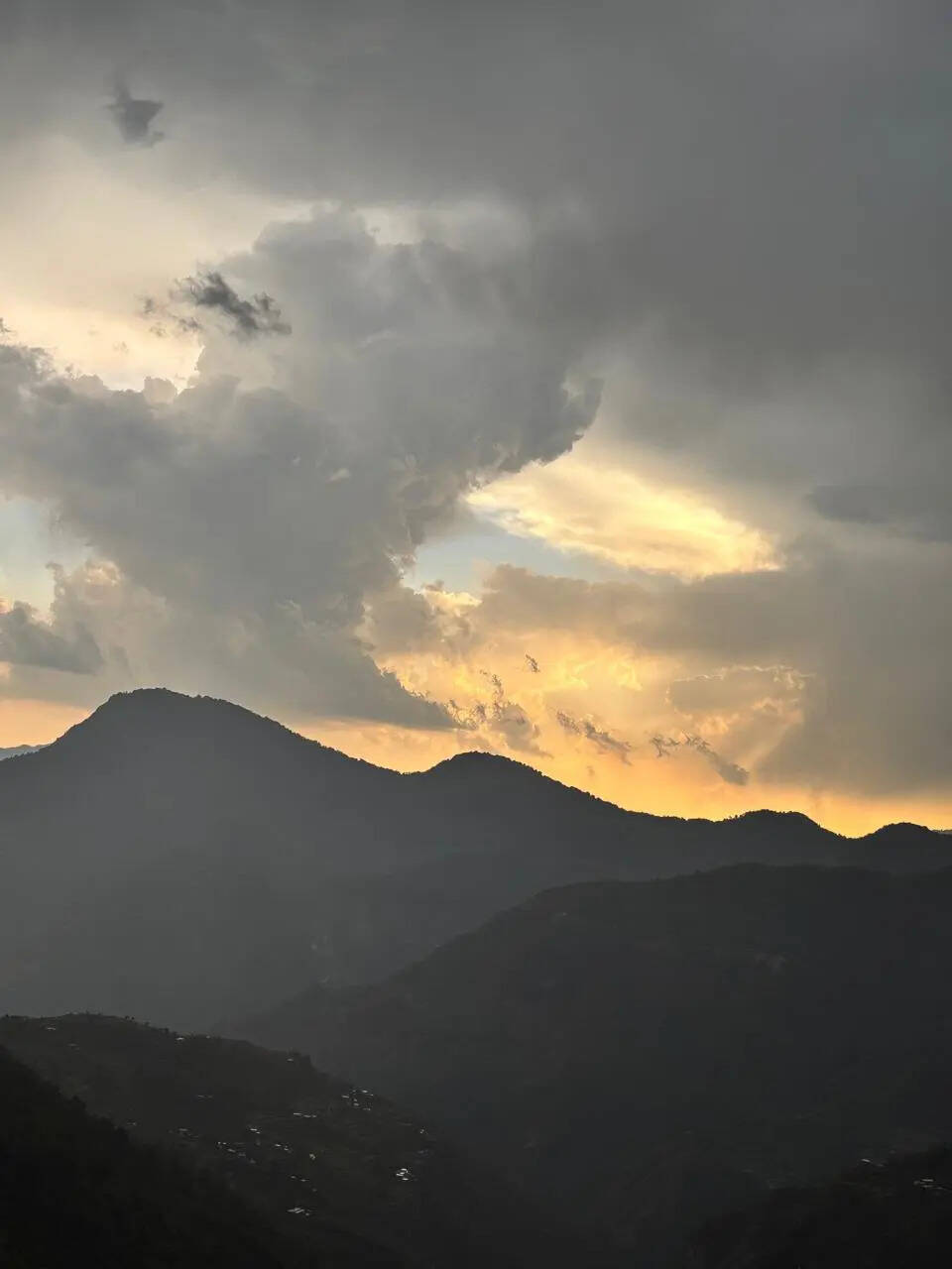 <strong>Dramatic Sunset Over the Mountains</strong>